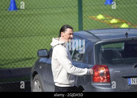 Zlatan Ibrahimovic quitte le terrain de football d'Arsta IP après un entraînement avec l'équipe suédoise Hammarby IF à Stockholm, Suède, le 09 avril 2020. Zlatan Ibrahimovic a acheté un quart des actions de l'équipe de football Hammarby de Stockholm en novembre 2019. Photo: Henrik Montgomery / TT code 10060 Banque D'Images