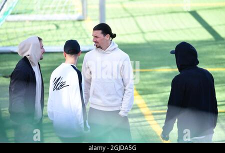 Zlatan Ibrahimovic quitte le terrain de football d'Arsta IP après un entraînement avec l'équipe suédoise Hammarby IF à Stockholm, Suède, le 09 avril 2020. Zlatan Ibrahimovic a acheté un quart des actions de l'équipe de football Hammarby de Stockholm en novembre 2019. Photo: Henrik Montgomery / TT code 10060 Banque D'Images