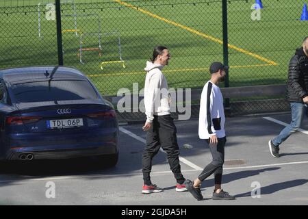 Zlatan Ibrahimovic quitte le terrain de football d'Arsta IP après un entraînement avec l'équipe suédoise Hammarby IF à Stockholm, Suède, le 09 avril 2020. Zlatan Ibrahimovic a acheté un quart des actions de l'équipe de football Hammarby de Stockholm en novembre 2019. Photo: Henrik Montgomery / TT code 10060 Banque D'Images