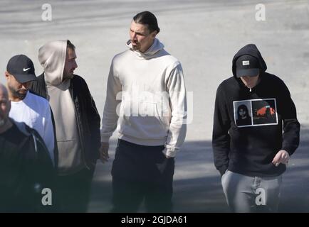 Zlatan Ibrahimovic quitte le terrain de football d'Arsta IP après un entraînement avec l'équipe suédoise Hammarby IF à Stockholm, Suède, le 09 avril 2020. Zlatan Ibrahimovic a acheté un quart des actions de l'équipe de football Hammarby de Stockholm en novembre 2019. Photo: Henrik Montgomery / TT code 10060 Banque D'Images