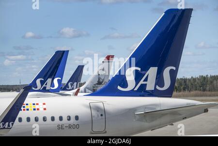 Un aéroport d'Arlanda vide et désolé, au nord de Stockholm, le 09 avril 2020, avec peu de voyageurs et de nombreux avions au sol. Le nombre de voyageurs voyageant à partir de l'un des dix aéroports de la Swedavia a chuté de 60 pour cent en mars par rapport au même mois l'an dernier, a déclaré Swedavia dans un communiqué de presse jeudi. Arlanda comptait 842,000 voyageurs au total en mars. Il s'agit d'une baisse de 60 % par rapport au troisième mois de l'année dernière. Photo: Anders Wiklund / TT Kod 10040 ***OUT SUÈDE*** Banque D'Images