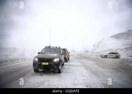 La Garde nationale et la police norvégiennes à un poste de contrôle frontalier entre la Norvège et la Suède. Les frontières de la Norvège sont fermées depuis près de cinq semaines. Les Norvégiens ne sont autorisés qu'une excursion d'une journée en Suède, sinon la règle de quarantaine de 14 jours s'applique. Les Suédois sont admis s'ils ont un permis de séjour ou un autre permis spécial. Photo: Jerker Ivarsson / Aftonbladet / TT code 2512 Banque D'Images