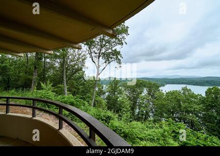 États-Unis, Géorgie. Situé dans les Blue Ridge Mountains, le lac Carters est le lac réservoir le plus profond de Géorgie, avec une profondeur maximale de 450 pieds. Carter Lak Banque D'Images