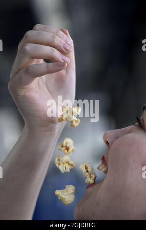 Une femme mangeant du pop-corn photo: Janerik Henriksson / TT code 10010 Banque D'Images