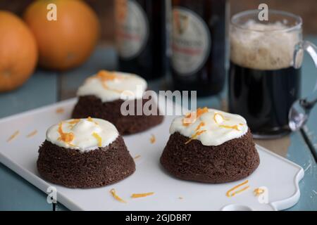 Cuisson avec de la bière. La Guinness et le chocolat ont été faits l'un pour l'autre. Le gâteau au chocolat a un goût de stout, d'orange et d'amande. Photo: Janerik Henriksson / TT / code 10010 Banque D'Images