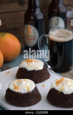 Cuisson avec de la bière. La Guinness et le chocolat ont été faits l'un pour l'autre. Le gâteau au chocolat a un goût de stout, d'orange et d'amande. Photo: Janerik Henriksson / TT / code 10010 Banque D'Images