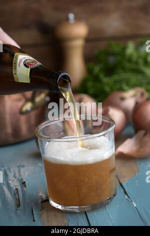 Bière de blé, weissbier, versée dans un verre photo: Janerik Henriksson / TT / code 10010 Banque D'Images