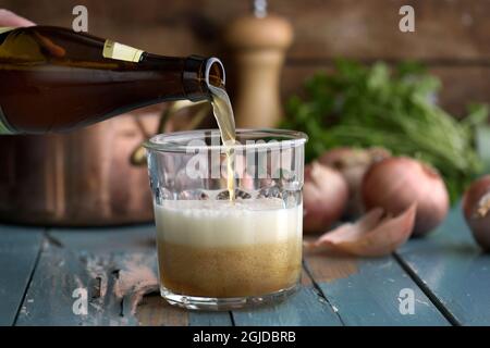 Bière de blé, weissbier, versée dans un verre photo: Janerik Henriksson / TT / code 10010 Banque D'Images