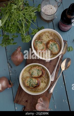 Cuisson avec de la bière. Soupe à l'oignon aromatisée à l'ALE photo: Janerik Henriksson / TT / code 10010 Banque D'Images