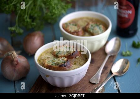 Cuisson avec de la bière. Soupe à l'oignon aromatisée à l'ALE photo: Janerik Henriksson / TT / code 10010 Banque D'Images