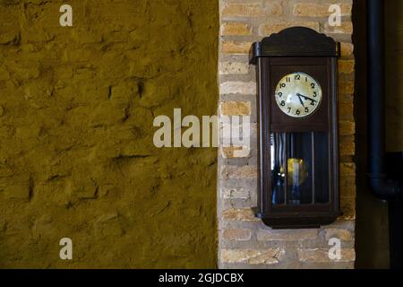 Gros plan d'une horloge en bois antique montée sur le mur Banque D'Images