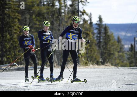 Sebastian Samuelsson (au milieu) et l'équipe suédoise de biathlon qui s'entraîne sur des motomarines à Ostersund, en Suède, le 12 mai 2020. Photo: Pontus Lundahl / TT code 10050 Banque D'Images