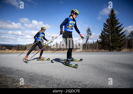 Elvira Oberg et Mona Brorsson dans l'équipe suédoise de biathlon qui s'entraîne sur des motomarines à Ostersund, Suède, le 12 mai 2020. Photo: Pontus Lundahl / TT code 10050 Banque D'Images