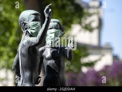 Une sculpture d'enfants de Jonas Froding avait été fournie avec des masques à Lund, en Suède, le 20 mai 2020. Photo: Johan Nilsson / TT / code 50090 Banque D'Images