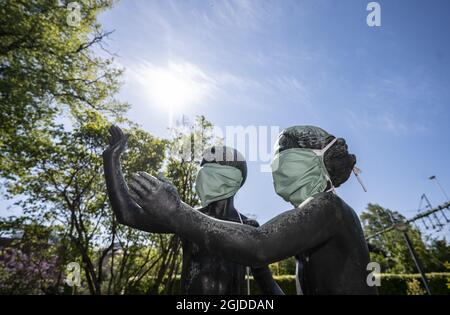 Une sculpture d'enfants de Jonas Froding avait été fournie avec des masques à Lund, en Suède, le 20 mai 2020. Photo: Johan Nilsson / TT / code 50090 Banque D'Images