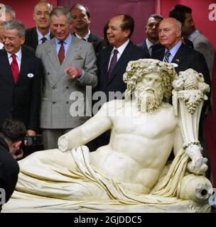 Les gestes du prince Charles de Grande-Bretagne, accompagnés de sa femme Camilla, duchesse de Cornwall, lors de leur visite des ruines antiques d'Ephèse dans la ville côtière occidentale d'Izmir en Turquie. Banque D'Images