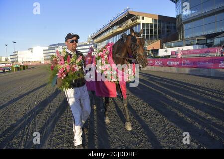 STOCKHOLM 20200531 le cheval propulsion remporte l'entraîneur Daniel Redén fêtez après la finale de l'épreuve de trotting d'élitrolpets à Solvalla piste sans audience en raison du virus corona dû à l'épidémie de covid-19 de la maladie de corona, dimanche 31 mai 2020 photo: Henrik Montgomery / TT kod 10060 *SUÈDE OUT* Banque D'Images