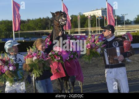 STOCKHOLM 20200531 le cheval propulsion remporte le pilote Orjan Kihlstrom (L) et l'entraîneur Daniel Redén (R) fêtent après la finale de l'épreuve de trotting d'élitrolpets à Solvalla Track sans audience en raison du virus corona dû à l'épidémie de covid-19 de la maladie de Corona, dimanche 31 mai 2020 photo : Henrik Montgomery / TT Kod 10060 *SUÈDE OUT* Banque D'Images