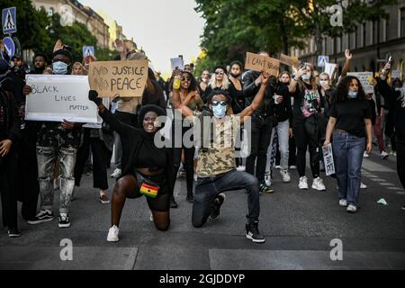 Des manifestants se rassemblent sur la place Sergel à Stockholm, en Suède, le 03 juin 2020, pour soutenir le mouvement Black Lives Matter à la suite du décès de George Floyd à Minneapolis après avoir été bridé par un policier blanc. Les foules ont reçu l'ordre de se disperser car elles violaient les restrictions du coronavirus. Les manifestations se sont ensuite répandues dans plusieurs autres régions de Stockholm. Photo: Alex Ljungdahl / Expressen / TT / code 7179 Banque D'Images