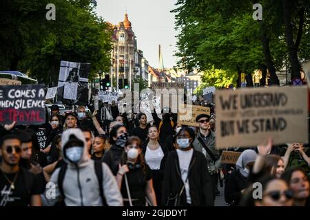 Des manifestants se rassemblent sur la place Sergel à Stockholm, en Suède, le 03 juin 2020, pour soutenir le mouvement Black Lives Matter à la suite du décès de George Floyd à Minneapolis après avoir été bridé par un policier blanc. Les foules ont reçu l'ordre de se disperser car elles violaient les restrictions du coronavirus. Les manifestations se sont ensuite répandues dans plusieurs autres régions de Stockholm. Photo: Alex Ljungdahl / Expressen / TT / code 7179 Banque D'Images