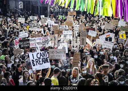 Des manifestants se rassemblent sur la place Sergel à Stockholm, en Suède, le 03 juin 2020, pour soutenir le mouvement Black Lives Matter à la suite du décès de George Floyd à Minneapolis après avoir été bridé par un policier blanc. Les foules ont reçu l'ordre de se disperser car elles violaient les restrictions du coronavirus. Les manifestations se sont ensuite répandues dans plusieurs autres régions de Stockholm. Photo: Alex Ljungdahl / Expressen / TT / code 7179 Banque D'Images