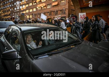 Des manifestants se rassemblent sur la place Sergel à Stockholm, en Suède, le 03 juin 2020, pour soutenir le mouvement Black Lives Matter à la suite du décès de George Floyd à Minneapolis après avoir été bridé par un policier blanc. Les foules ont reçu l'ordre de se disperser car elles violaient les restrictions du coronavirus. Les manifestations se sont ensuite répandues dans plusieurs autres régions de Stockholm. Photo: Alex Ljungdahl / Expressen / TT / code 7179 Banque D'Images