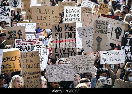 Des manifestants se rassemblent sur la place Sergel à Stockholm, en Suède, le 03 juin 2020, pour soutenir le mouvement Black Lives Matter à la suite du décès de George Floyd à Minneapolis après avoir été bridé par un policier blanc. Les foules ont reçu l'ordre de se disperser car elles violaient les restrictions du coronavirus. Les manifestations se sont ensuite répandues dans plusieurs autres régions de Stockholm. Photo: Alex Ljungdahl / Expressen / TT / code 7179 Banque D'Images