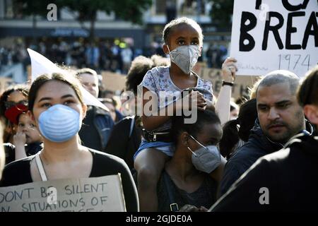 Des manifestants se rassemblent sur la place Sergel à Stockholm, en Suède, le 03 juin 2020, pour soutenir le mouvement Black Lives Matter à la suite du décès de George Floyd à Minneapolis après avoir été bridé par un policier blanc. Les foules ont reçu l'ordre de se disperser car elles violaient les restrictions du coronavirus. Photo: Lotte Fernvall / Aftonbladet / TT code 2512 Banque D'Images