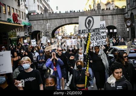 Des manifestants se rassemblent sur la place Sergel à Stockholm, en Suède, le 03 juin 2020, pour soutenir le mouvement Black Lives Matter à la suite du décès de George Floyd à Minneapolis après avoir été bridé par un policier blanc. Les foules ont reçu l'ordre de se disperser car elles violaient les restrictions du coronavirus. Les manifestations se sont ensuite répandues dans plusieurs autres régions de Stockholm. Photo: Alex Ljungdahl / Expressen / TT / code 7179 Banque D'Images