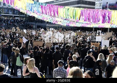 Des manifestants se rassemblent sur la place Sergel à Stockholm, en Suède, le 03 juin 2020, pour soutenir le mouvement Black Lives Matter à la suite du décès de George Floyd à Minneapolis après avoir été bridé par un policier blanc. Les foules ont reçu l'ordre de se disperser car elles violaient les restrictions du coronavirus. Photo: Lotte Fernvall / Aftonbladet / TT code 2512 Banque D'Images