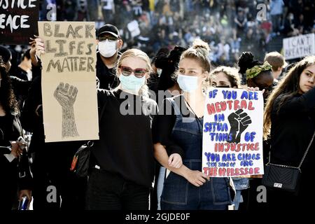 Des manifestants se rassemblent sur la place Sergel à Stockholm, en Suède, le 03 juin 2020, pour soutenir le mouvement Black Lives Matter à la suite du décès de George Floyd à Minneapolis après avoir été bridé par un policier blanc. Les foules ont reçu l'ordre de se disperser car elles violaient les restrictions du coronavirus. Photo: Lotte Fernvall / Aftonbladet / TT code 2512 Banque D'Images