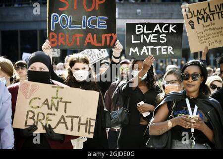 Des manifestants se rassemblent sur la place Sergel à Stockholm, en Suède, le 03 juin 2020, pour soutenir le mouvement Black Lives Matter à la suite du décès de George Floyd à Minneapolis après avoir été bridé par un policier blanc. Les foules ont reçu l'ordre de se disperser car elles violaient les restrictions du coronavirus. Photo: Lotte Fernvall / Aftonbladet / TT code 2512 Banque D'Images