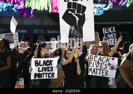 Des manifestants se rassemblent sur la place Sergel à Stockholm, en Suède, le 03 juin 2020, pour soutenir le mouvement Black Lives Matter à la suite du décès de George Floyd à Minneapolis après avoir été bridé par un policier blanc. Les foules ont reçu l'ordre de se disperser car elles violaient les restrictions du coronavirus. Photo: Lotte Fernvall / Aftonbladet / TT code 2512 Banque D'Images