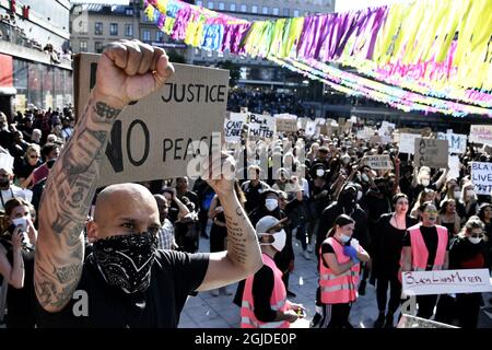 Des manifestants se rassemblent sur la place Sergel à Stockholm, en Suède, le 03 juin 2020, pour soutenir le mouvement Black Lives Matter à la suite du décès de George Floyd à Minneapolis après avoir été bridé par un policier blanc. Les foules ont reçu l'ordre de se disperser car elles violaient les restrictions du coronavirus. Photo: Lotte Fernvall / Aftonbladet / TT code 2512 Banque D'Images