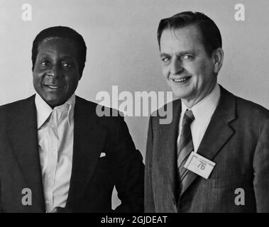 Le procureur suédois présentera les conclusions de l'assassinat d'Olof Palme le mercredi 10 juin 2020. GENÈVE 19761129 : dans le cadre de la conférence internationale socialiste à Genève, le dirigeant social-démocrate suédois Olof Palme a rencontré ce week-end l'un des principaux responsables de la conférence Rhodésie, Robert Mugabe (à gauche). Il y a 25 ans, l'ancien Premier ministre suédois et chef du parti social-démocrate Olof Palme a été tué par balle dans la rue Sveavagen, dans le centre de Stockholm, le 28 février 1986. Photo: Tord Harlin / SCANPIX / Kod 75879 Banque D'Images