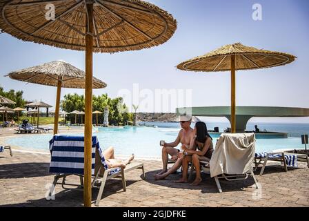 Vacanciers dans la piscine de l'un des hôtels de l'île grecque de Rhodes le 3 juillet 2020. Les destinations touristiques en Grèce sont encore calmes en raison de la pandémie de couronne, mais comme l'interdiction de voyager est levée, les touristes devraient revenir. Photo: Peter Wixtrom / Aftonbladet / TT code 2512 Banque D'Images