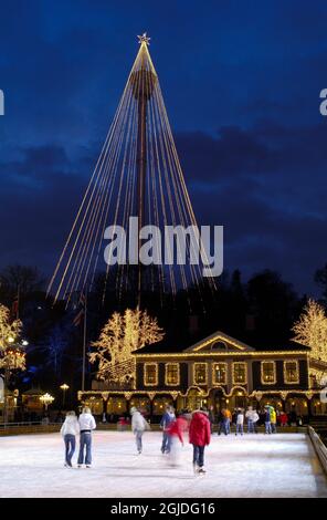 GÖTEBORG 20051206 patineurs sur une patinoire au parc d'attractions Liseberg à Göteborg. Le parc est toujours décoré avec des milliers de lumières pour le marché de Christams. Photo: Peter Ericsson / SCANPIX Code 65015 Banque D'Images