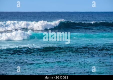 Vagues se brisant sur Hookipa Beach, Maui, Hawaii, États-Unis. Banque D'Images