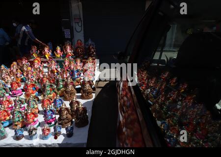 Chennai, Tamil Nadu, Inde. 9 septembre 2021. Les idoles du dieu hindou à tête d'éléphant Ganesha gardées pour la vente dans un marché, à la veille du festival Ganesh Chaturthi à Chennai. (Image de crédit : © Sri Loganathan/ZUMA Press Wire) Banque D'Images