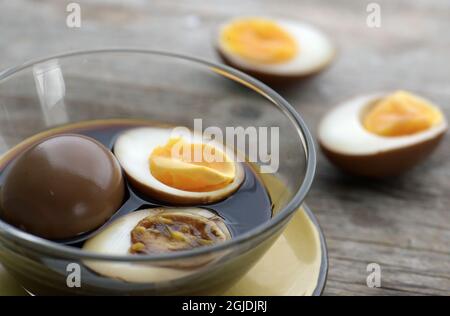 Deux moitiés d'œuf. Œufs marinés dans de la sauce soja. Photo: Janerik Henriksson / TT / code 10010 Banque D'Images