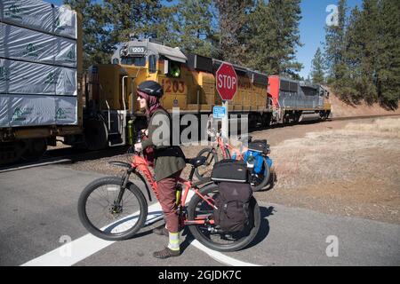 Les cyclistes voyagent avec des eMTB sur le sentier de 72 km de long du coeur d'Alenes de Plummer à Mullan Idaho. (M.) Banque D'Images