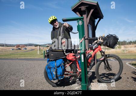 Les cyclistes voyagent avec des eMTB sur le sentier de 72 km de long du coeur d'Alenes de Plummer à Mullan, Idaho. Un poste de réparation de vélo au Plummer Trailhead Banque D'Images