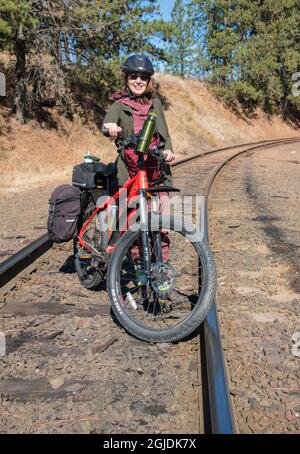 Les cyclistes voyagent avec des eMTB sur le sentier de 72 km de long du coeur d'Alenes de Plummer à Mullan Idaho. (M.) Banque D'Images