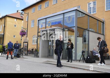 Des journalistes attendent devant le poste de police de Linkoping, en Suède, le 02 septembre 2020. Des accusations sont portées contre un suspect pour un double meurtre dans Linkoping en 2004. Photo: Anders Wiklund / TT Kod 10040 Banque D'Images