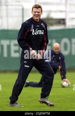 Le joueur de Liverpool John Arne Riise a été forcé à la lune lors de l'entraînement des équipes de football national Nowerwegian à Bucarest, Roumanie.Riise et d'autres où jouer avec le ballon et l'affaire était que celui qui a laissé le ballon au sol d'abord aurait trop montrer son derrière en public Banque D'Images