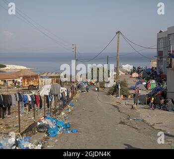 Un incendie a éclaté dans le camp de réfugiés de Moria à Lesbos, en Grèce, au début du 09 septembre 2020, détruisant de grandes parties du camp surpeuplé. Moria a été construite pendant la crise des réfugiés en 2015 pour 3,000 personnes. Avant l'incendie, environ 12,000 personnes y vivaient, dont 4,000 enfants. Des milliers de réfugiés dorment actuellement dans des parcs de stationnement, sur des trottoirs et dans des maisons abandonnées. De nouveaux logements sont en cours de construction, mais beaucoup sont réticents à déménager dans un autre camp. PHOTO : un tronçon d'un kilomètre et demi le long d'une route de campagne est devenu un camp de réfugiés temporaire. Photo: Magnus Wennman / Afton Banque D'Images