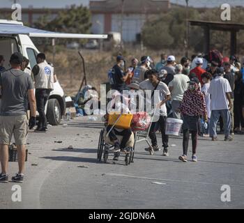 Un incendie a éclaté dans le camp de réfugiés de Moria à Lesbos, en Grèce, au début du 09 septembre 2020, détruisant de grandes parties du camp surpeuplé. Moria a été construite pendant la crise des réfugiés en 2015 pour 3,000 personnes. Avant l'incendie, environ 12,000 personnes y vivaient, dont 4,000 enfants. Des milliers de réfugiés dorment actuellement dans des parcs de stationnement, sur des trottoirs et dans des maisons abandonnées. PHOTO: Les réfugiés se déplaçant dans le nouveau camp de Caratepe. Photo: Magnus Wennman / Aftonbladet / TT code 2512 Banque D'Images