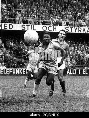 STOCHOLM 19580624 coupe du monde 1958 demi-fénal Brésil-France Pele a laissé devant les buts de la France. **** Fotbolls-VM 1958 semifinal Brasilien-Frankrike Pelé till vanster framfor Frankrikes mal. Foto: Olle Wester / TT Kod: 44 Banque D'Images