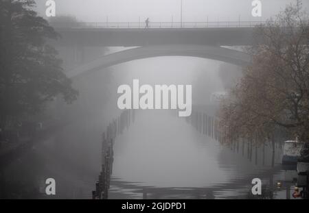 Foggy à Stockholm quand les habitants se sont réveillés vendredi matin, le 30 octobre 2020, à de nouvelles recommandations plus strictes dans un effort pour essayer de ralentir la propagation accrue du coronavirus dans la région, photo: Anders Wiklund / TT code 10040 Banque D'Images