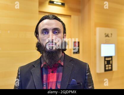 Tumso Abdurakhmanov, blogueur de l'opposition tchétchène, arrive au tribunal de district d'Attunda à Sollentuna à Stockholm, en Suède, le 02 novembre 2020, pour l'audience principale dans l'affaire concernant la tentative d'assassinat contre lui à Gavle en février 2020. Photo: Jonas Ekstromer / TT / Kod 10030 Banque D'Images